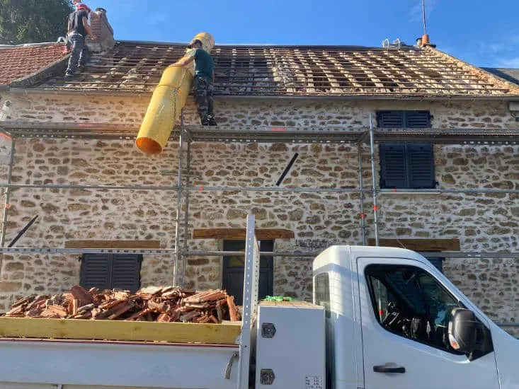 Dépose de tuiles en cours de rénovation de toiture