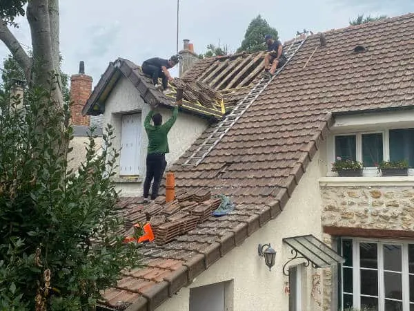 Kevin Paumard en intervention sur une toiture dans l'Essonne