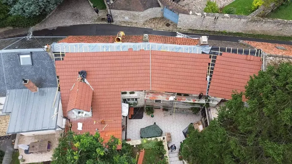 Vue aérienne d'un chantier de couverture dans le 91