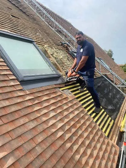Travail de précision d'un couvreur sur une toiture