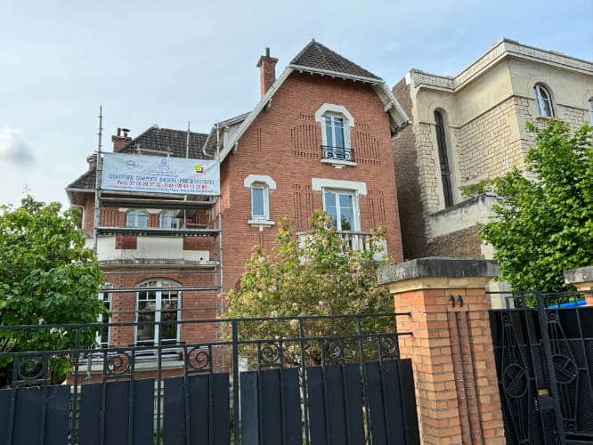 Toiture d'une maison bourgeoise en tuiles et zinc rénovée par l'entreprise