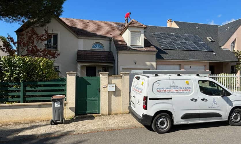 Couvreur Les Toitures de Kevin en intervention sur un toit dans l'Essonne