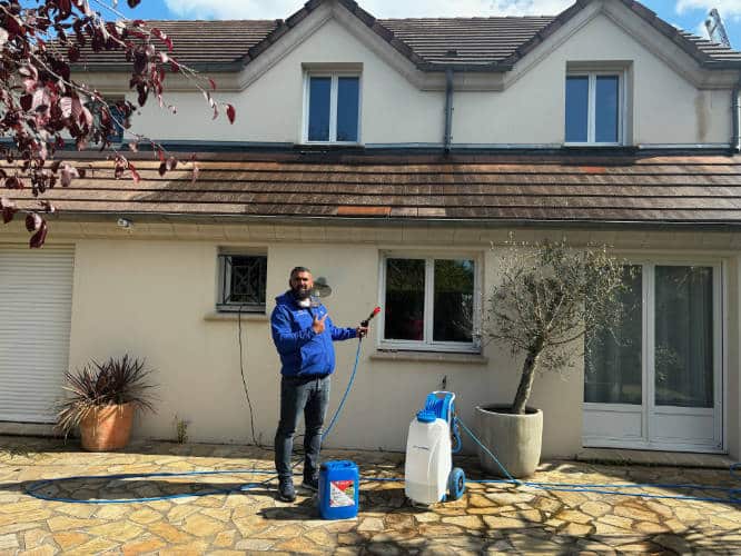 Kevin Paumard, couvreur en Essonne, avec son équipement de nettoyage professionnel