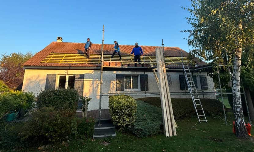 L'équipe des Toitures de Kevin en chantier sur un pavillon