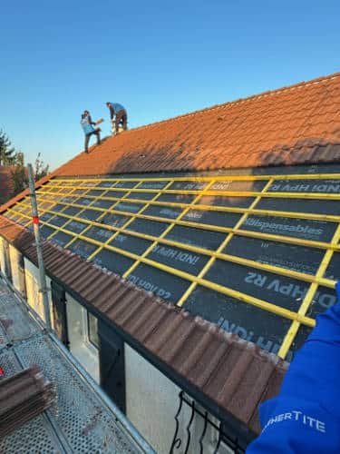 Écran sous-toiture et liteaux neufs sur un pan de toit