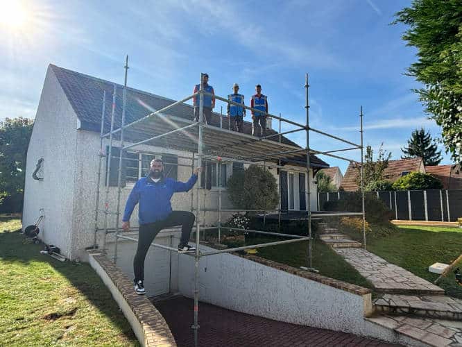 Kevin Paumard et son équipe devant l'échafaudage d'un pavillon en Essonne