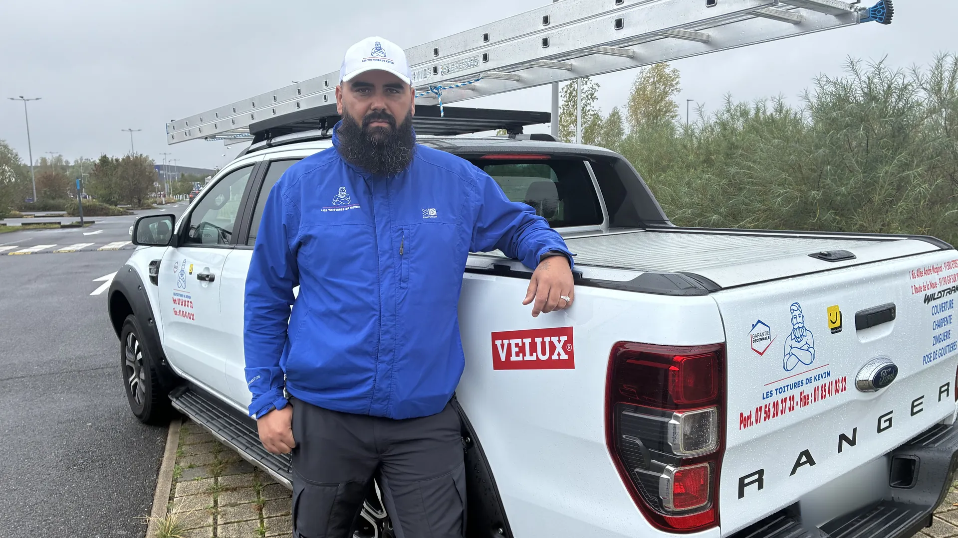 Kevin Paumard, couvreur dans l'Essonne, accoudé à son pick-up aux couleurs des Toitures de Kevin