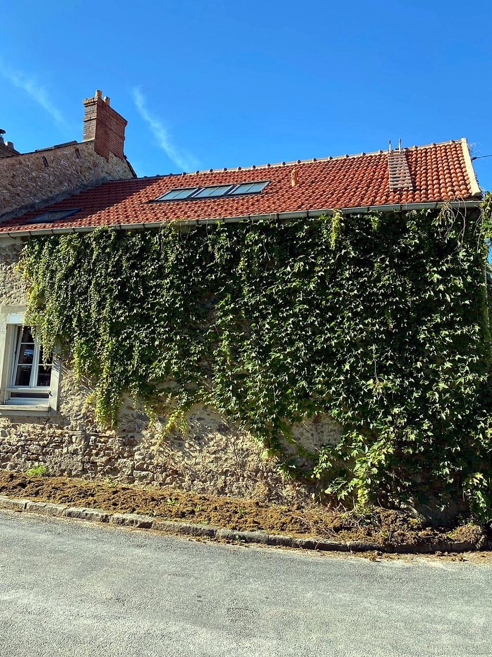 Toiture démoussée d'une maison en pierre à Gif-sur-Yvette, tuiles rouges propres