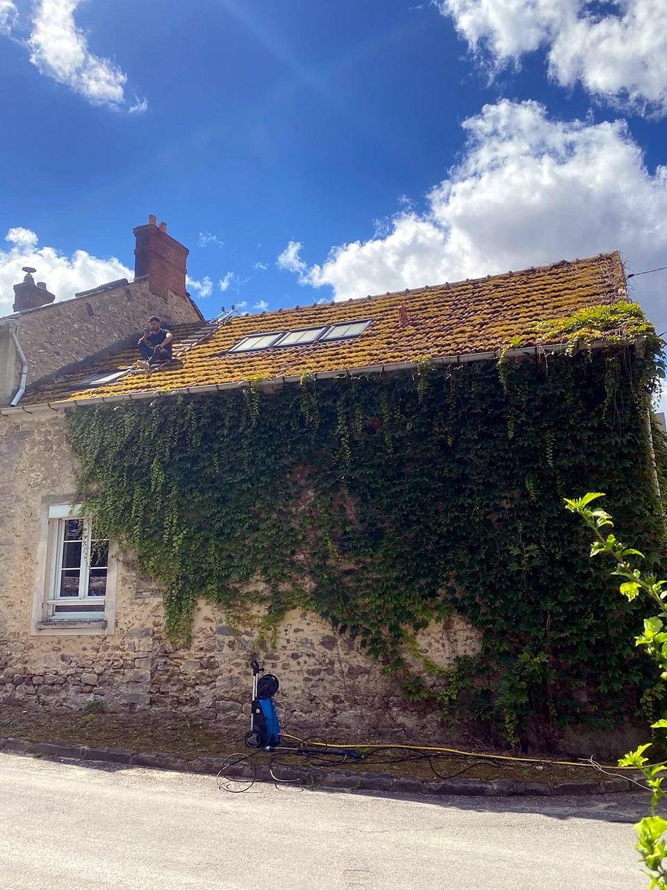 Toiture en tuiles couverte de mousse sur une maison en pierre de Gif-sur-Yvette, avant le démoussage