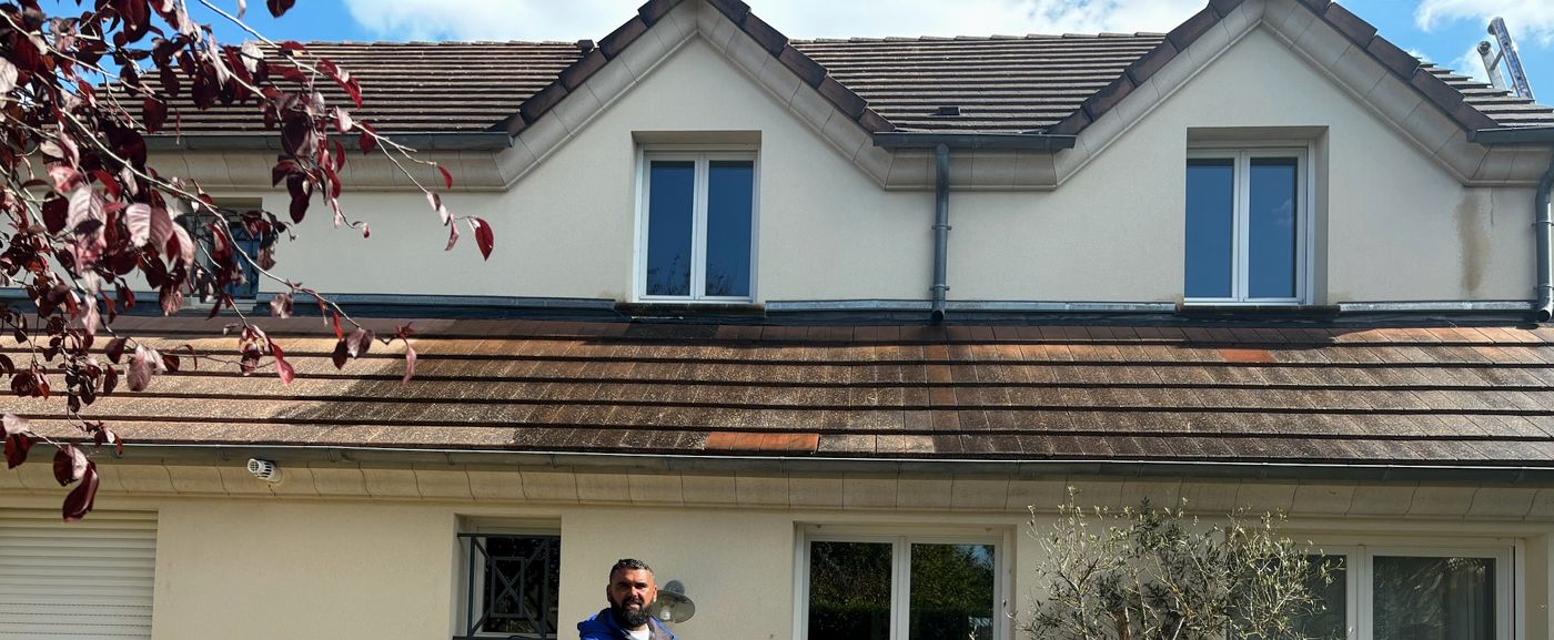 Pan de toiture arrière encrassé de traces sombres sur un pavillon de Nozay, avant le nettoyage