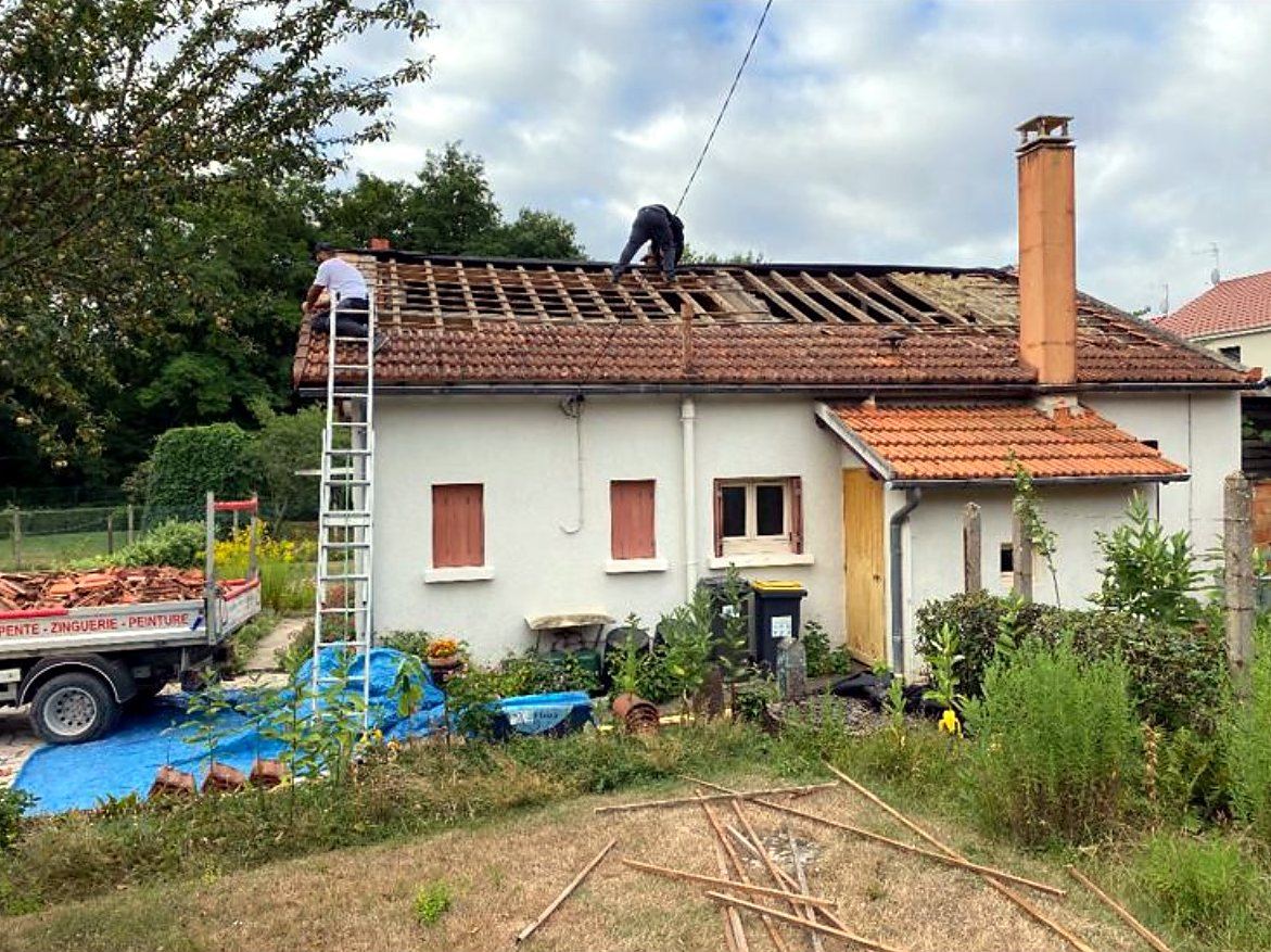 Dépose des anciennes tuiles d'une maison à Gif-sur-Yvette, le camion de l'entreprise chargé de tuiles