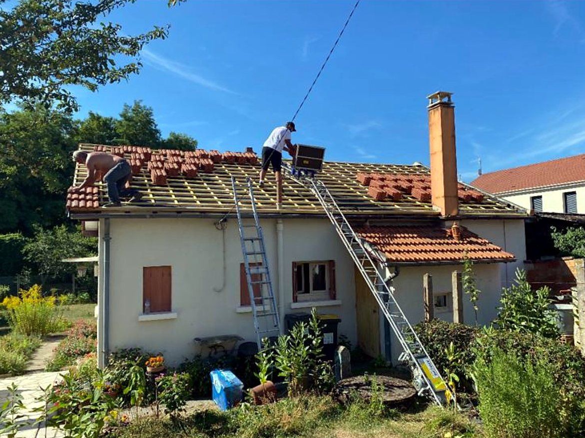Équipe des Toitures de Kevin posant des tuiles neuves sur une maison à Gif-sur-Yvette