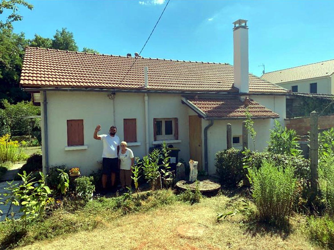 Kevin Paumard et sa cliente devant la maison à la toiture refaite à Gif-sur-Yvette