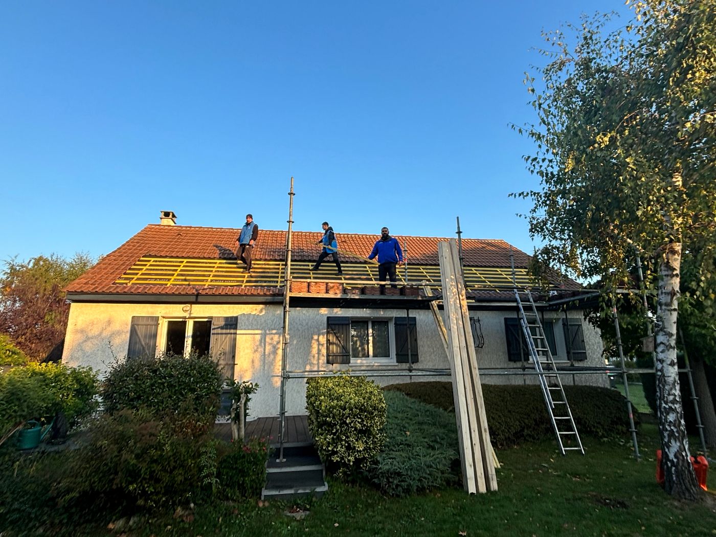 L'équipe des Toitures de Kevin sur le toit d'une maison en réfection au Plessis-Pâté