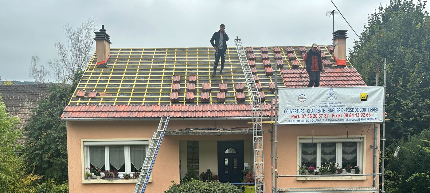 Toiture de Palaiseau à moitié recouverte : liteaux neufs d'un côté, tuiles neuves de l'autre