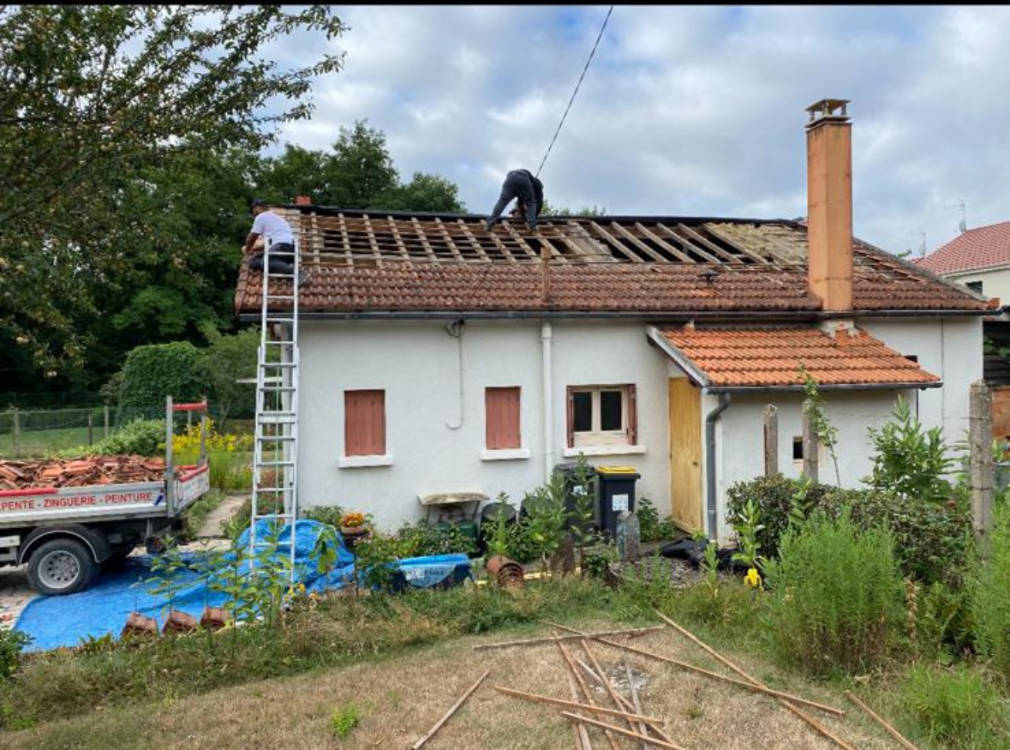 Charpente d'un pavillon mise à nu pendant la dépose de sa couverture
