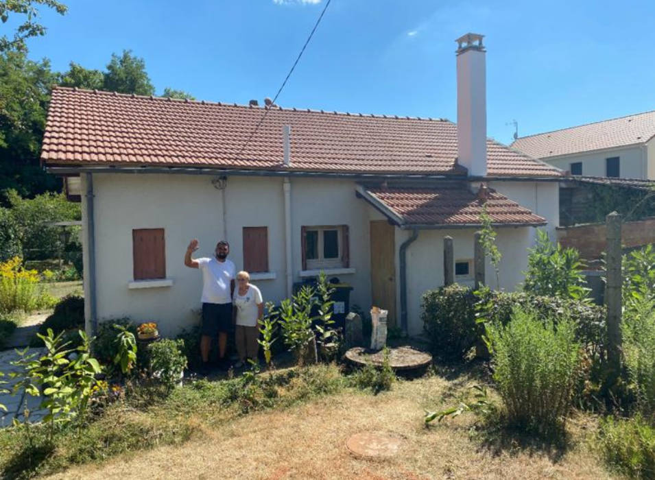 Couvreurs réparant la couverture d'un pavillon
