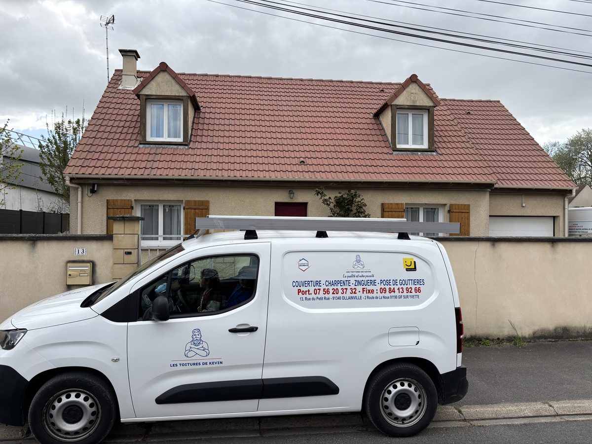 Véhicule Les Toitures de Kevin devant un pavillon